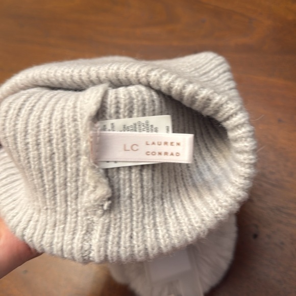 Lauren Conrad Hat Beanie Fuzz Ball Beanie Hat Winter Cold LC Grey - Picture 6 of 9